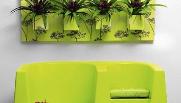 Guzmanie w doniczkach mogą stać na parapecie, ale znacznie ciekawiej wyglądają w osłonkach umocowanych do ściennej dekoracji oklejonej efektowną tapetą. UWAGA ! DO JEDNORAZOWEJ PUBLIKACJI WNETRZA - GUZMANIA JEZYCZKOWATA ( GUZMANIA LINGULATA ) - ROSLINA TROPIKALNA , DONICZKOWA FOT. BIURO KWIATOWE HOLANDIA PUBLIKACJA BUKIETY NR 1 (52) - WIOSNA 2011 SLOWA KLUCZOWE: ROSLINA WNETRZE ZDJĘCIE DO WKŁADKI: PUBLIKACJA BUKIETY NR 1 (52) - CZASOPISMA