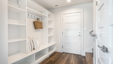 Mały przedpokój z szafą Mały przedpokój z szafą