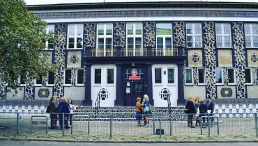 Dekoracja architektoniczna wykonana przez włoskiego artystę Opiemme na fasadzie jednej z łódzkich szkół. Mural reinterpretuje architekturę socrealizmu i czerpie z lokalnych tradycji. Dekoracja architektoniczna wykonana przez włoskiego artystę Opiemme na fasadzie jednej z łódzkich szkół. Mural reinterpretuje architekturę socrealizmu i czerpie z lokalnych tradycji