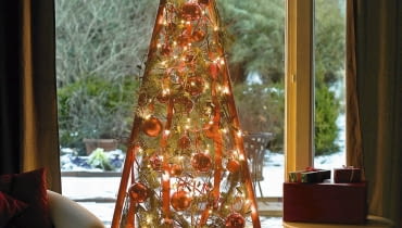 Przyssawki mocno przytwierdzą się do szyby, jeśli przetrzemy je (oraz miejsca przyczepu na szybie) spirytusem salicylowym. Zwilżamy je i przytykamy do szkła. Adventskalender und Weihnachtsbaum mit roten Stangen 12/12 Weihnachtsbaum abends mit Beleuchtung : Gestell aus roten Stangen mit Cornus ( Hartriegel ), Pinus ( Seidenkiefer ), Hedera ( Efeu ) mit Lichterkette und roten Kugeln am Fenster SLOWA KLUCZOWE: Floristik innen Weihnachten Praxis gr´n rot Fenster schottisch Schottenkaro Advent Stepabfolge Fertigbild hoch 000 msgnp08