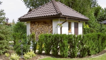 Jeśli nie potrzebujemy dużej ilości drewna, drewutnia może mieć formę wnęki w budynku gospodarczym. drewutnie