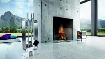 Korzystanie z kominka będzie przyjemne i wygodne, jeśli zadbamy o odpowiednie przybory. Można je dopasować zarówno do samego wkładu, jak i aranżacji wnętrza. akcesoria kominkowe, akcesoria do kominka