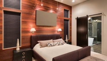 Dodatkowy pokój z własną łazienką, ulokowany na parterze i sąsiadujący z częścią dzienną - sprawia, że druga (wyższa) kondygnacja może zostać zagospodarowana z pewnym opóźnieniem (wykończona w II etapie) lub czasowo wyłączona z eksploatacji, ponieważ możba w miarę wygodnie mieszkać na jednym poziomie domu. Taki zapas można po jako zabezpieczenie emerytalne - z czasem codzienne, regularne korzystanie ze schodów... traci na atrakcyjności, a dorastające lub dorosłe dzieci docenią powiększenie dystansu między własnymi pokojami a 'rewirem rodzicielskim', tzn. chętnie obejmą w posiadanie cały górny poziom domu. Z kolei po opuszczeniu przez nie rodzinnej siedziby piętro czy poddasze może funkcjonować 'na pół gwizdka' - z zakręconymi do minimum grzejnikami, pokrowcami na meblach itp. - w oczekiwaniu na wakacyjne i świąteczne wizyty i międzypokoleniową integrację.