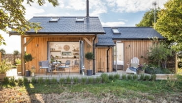 Domek z zewnątrz. Przytulny domek z dala od miasta