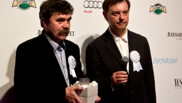 Krzysztof Ingarden i Jacek Ewy odbieraja nagrodę Architizer A+ Małopolski Ogród Sztuki w Krakowie nagrodzony