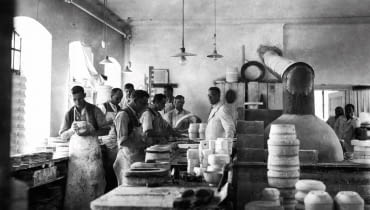 nazwa: Polskie Fabryki Porcelany "Ćmielów" i "Chodzież" S.A. działa od: 1790 r. produkuje: najwyższej jakości porcelanę W ĆMIELOWIE NACZYNIA PRODUKUJE SIĘ OD 225 LAT - ale historia to nie jedyna mocna strona marki. W ostatnich latach otwarto Ćmielów Design Studio, które łączy tradycję z nowoczesnym designem.