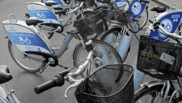 Ulica Traugutta. Wypożyczalnia rowerów Veturilo. 27.02.2014 Warszawa , Ulica Traugutta . Wypozyczalnia rowerow Veturilo . Fot . Przemek Wierzchowski / Agencja Gazeta SLOWA KLUCZOWE: rower komunikacja wypozyczalnia /FR/