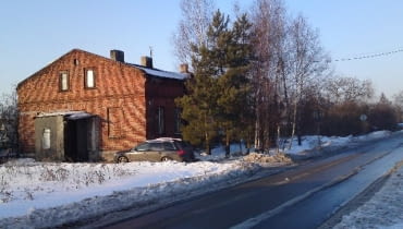 Przed remontem. Zaniedbany budynek przez lata obrósł w brzydkie elementy, które należało usunąć dom z cegły,dom jednorodzinny