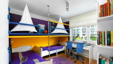 Michał i Maciek mają wreszcie schowki na swoje rzeczy, wygodne kąciki do pracy i spania. W małym pokoju starczyło nawet miejsca na >plac zabaw<, na którym mogą ćwiczyć nie tylko ciało, ale i wyobraźnię. <BR />WNĘTRZA - METAMORFOZY. Antresola to wymarzony kącik do zabawy. Gdy chłopcy podrosną, może stać się miejscem do spania, dzięki czemu pokój na dole stanie się przestronniejszy. Ochronne żagle wprowadzają do wnętrza marynistyczny klimat, a jednocześnie chronią bawiących się na antresoli chłopców przed upadkiem. Roleta rzymska, uszyta z grubego płótna, reguluje dopływ światła słonecznego do wnętrza. Rodzaj tkaniny i kolorystykę dobrano do żagli, które dominują we wnętrzu. Łóżka chłopców zostały z poprzedniego wyposażenia. Odnowiono je tylko - farbą do drewna przemalowano ciemne ramy na biało. Bracia dostali też nową pościel. Michał i Maciek mają wreszcie schowki na swoje rzeczy, wygodne kąciki do pracy i spania. W małym pokoju starczyło nawet miejsca na >plac zabaw<, na którym mogą ćwiczyć nie tylko ciało, ale i wyobraźnię. <BR />WNĘTRZA - METAMORFOZY. Antresola to wymarzony kącik do zabawy. Gdy chłopcy podrosną, może stać się miejscem do spania, dzięki czemu pokój na dole stanie się przestronniejszy. Ochronne żagle wprowadzają do wnętrza marynistyczny klimat, a jednocześnie chronią bawiących się na antresoli chłopców przed upadkiem. Roleta rzymska, uszyta z grubego płótna, reguluje dopływ światła słonecznego do wnętrza. Rodzaj tkaniny i kolorystykę dobrano do żagli, które dominują we wnętrzu. Łóżka chłopców zostały z poprzedniego wyposażenia. Odnowiono je tylko - farbą do drewna przemalowano ciemne ramy na biało. Bracia dostali też nową pościel.