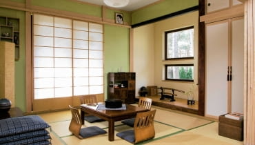 TRADYCYJNY POKÓJ WASHITSU oddzielają od reszty mieszkania suwane drzwi (fusuma). Na podłodze maty (tatami) i niski stolik (kotatsu). Pod oknem stoją m.in. ikebana i stojak z mieczami samurajskimi (katanami). OLYMPUS DIGITAL CAMERA