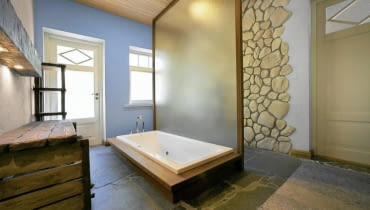 SLOWA KLUCZOWE: architecture door furniture house indoors modern domestic room tile carpet tile floor bright white light colour residential structure lifestyle wall apartment luxury comfortable mansion furniture elegance beautiful textile wood cabinet large bathroom window windows wooden table balcony ornamented wall glass wall