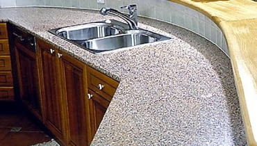 Blat kuchenny z odpornego na uderzenia, zaplamienia i wysoką temperaturę granitu (Baltic Brown) z krawędzią wykończoną półwałkiem. Zlewozmywak montowany od góry w otworze wyciętym z kamieniu. Blat kuchenny z odpornego na uderzenia, zaplamienia i wysoką temperaturę granitu (Baltic Brown) z krawędzią wykończoną półwałkiem. Zlewozmywak montowany od góry w otworze wyciętym z kamieniu.