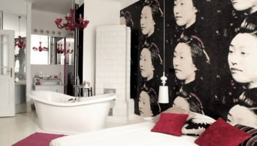 Jeśli powierzchnia mieszkania na to pozwala, projektanci przekonują do modnego ostatnio pomysłu zaaranżowania w sypialni aneksu kąpielowego. Ważnym meblem w tym pomieszczeniu, oprócz łóżka, staje się wanna. Przeważnie wolno stojąca. <BR />WANNA OBOK PIECA. Mieszkanie znajduje się w starej kamienicy, stąd kaflowy piec, który teraz pełni jedynie funkcję dekoracyjną. Ciekawie kontrastuje z nim tapeta o wyrazistym wzorze. OLYMPUS DIGITAL CAMERA