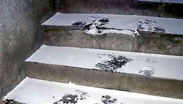 Uszkodzone schody na zewnątrz domu. Trzeba je jak najszybciej naprawić, aby zapobiec dalszym zniszczeniom 17.12.2002 WARSZAWA - OSNIEZONE SCHODY FOT. JERZY GUMOWSKI / AGENCJA GAZETA