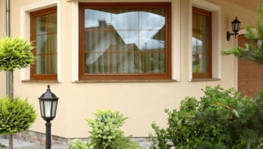 Po roku 2020 - a więc za 6 lat - nie będzie można już oferować do domów okien o Uw (współczynnik przenikania ciepła całego okna) wyższym niż 0,9 W(m2K) ! Aby cieszyć się komfortową wewnętrzną temperaturą, warto już dziś, przy zakupie okien, zwrócić uwagę na ten parametr. Przedstawiamy przegląd jednych z najcieplejszych okien do kupienia w polskich salonach sprzedaży. okno, okna