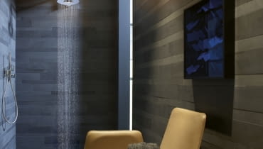 Jeśli marzy nam się kąpiel pod szerokim strumieniem wody, wystarczy zastąpić tradycyjny drążek ze słuchawką prysznicową zestawem z deszczownicą. Na rynku znajdziemy deszczownice o kształcie okrągłym, prostokątnym lub kwadratowym.Dostępne są modele dwu- oraz trójramienne bądź przypominające abażur lampy.<br> Axor LampShower Nendo; deszczownica montowana do sufitu; średnica deszczownicy: 27,5 cm Cena: 7749 zł deszczownica, łazienka