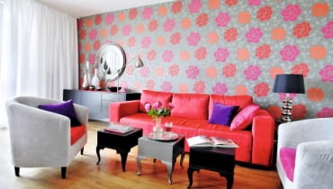 Aranżacje. Mieszkanie jest kobiece, jednak nie przesłodzone. Nowoczesne, ale nie zimne. Mocne odcienie oranżu, czerwieni i różu skontrastowano z szarością, brązem i czernią. Dekoracyjnym motywem przewodnim są tutaj tapety w kwiaty. Mieszkanie jest kobiece, jednak nie przesłodzone. Nowoczesne, ale nie zimne. Mocne odcienie oranżu, czerwieni i różu skontrastowano z szarością, brązem i czernią. Dekoracyjnym motywem przewodnim są tutaj tapety w kwiaty.<BR />Rzucającą się w oczy dekoracją pokoju dziennego jest tapeta w wyraziste kwiaty, naklejona na głównej ścianie. Projektanci zadbali o to, by kolory widoczne na tapecie powtarzały się na pozostałych elementach wyposażenia. W tym celu zmienili nawet obicie kanapy - pokrywająca ją teraz malino-wa tkanina jest przetykaną srebrną nitką. Aranżacje. Mieszkanie jest kobiece, jednak nie przesłodzone. Nowoczesne, ale nie zimne. Mocne odcienie oranżu, czerwieni i różu skontrastowano z szarością, brązem i czernią. Dekoracyjnym motywem przewodnim są tutaj tapety w kwiaty. Mieszkanie jest kobiece, jednak nie przesłodzone. Nowoczesne, ale nie zimne. Mocne odcienie oranżu, czerwieni i różu skontrastowano z szarością, brązem i czernią. Dekoracyjnym motywem przewodnim są tutaj tapety w kwiaty.<BR />Rzucającą się w oczy dekoracją pokoju dziennego jest tapeta w wyraziste kwiaty, naklejona na głównej ścianie. Projektanci zadbali o to, by kolory widoczne na tapecie powtarzały się na pozostałych elementach wyposażenia. W tym celu zmienili nawet obicie kanapy - pokrywająca ją teraz malino-wa tkanina jest przetykaną srebrną nitką.