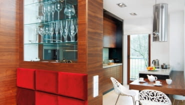 WNETRZA , KUCHNIA , MEBLE - PRZESZKLONA WITRYNA DZIELACA KUCHNIE Z PRZEDPOKOJEM STYLIZACJA EVA MILCZAREK FOT. RADOSLAW WOJNAR PUBLIKACJA CZTERY KATY NR 4 (234) - 4 2011