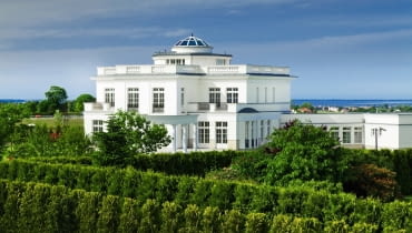 REZYDENCJA ALHAMBRA 10 km od centrum Gdyni, powierzchnia 604 m kw, cena 5,3 mln zł. Część luksusowego osiedla Tesoro Ivory Residences. Z jego 37 hektarowego terenu rozpościera się widok na Zatokę Pucką i Mierzeję Helską. Ponadczasowy styl rezydencji nadaje klasyczna i symetryczna forma bryły architektonicznej. REZYDENCJA ALHAMBRA 10 km od centrum Gdyni, powierzchnia 604 m kw, cena 5,3 mln zł. Część luksusowego osiedla Tesoro Ivory Residences. Z jego 37 hektarowego terenu rozpościera się widok na Zatokę Pucką i Mierzeję Helską. Ponadczasowy styl rezydencji nadaje klasyczna i symetryczna forma bryły architektonicznej.