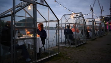 Stoliki w szklarniach - restauracja Mediamatic ETEN w Amsterdamie Stoliki w szklarniach - restauracja Mediamatic ETEN w Amsterdamie