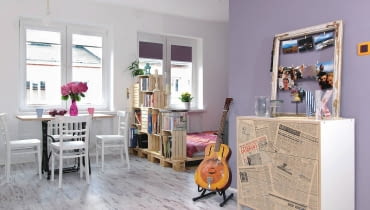 Wyraźny podział na strefy, chłodne barwy, niezagracona przestrzeń - wszystko to sprawia, że mała kawalerka wydaje się znacznie większa, niż jest w rzeczywistości. kawalerka, małe wnętrze, salon, meble ze skrzynek