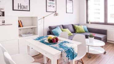 Jasne kolory powodują, że mały salon wydaje się większy, mimo że wprowadzono do niego całkiem sporo mebli. Jasne kolory powodują, że mały salon wydaje się większy, mimo że wprowadzono do niego całkiem sporo mebli.