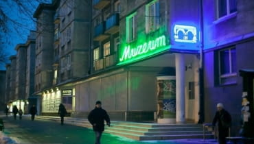 Neon przed wejściem do nowohuckiego oddziału Muzeum Historycznego Miasta Krakowa