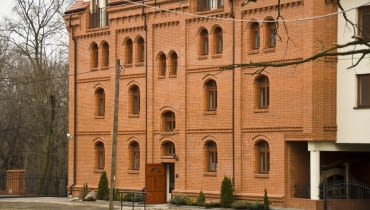 Kompleks mieszkalny na fundamentach młyna