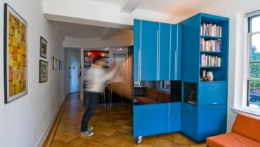 małe mieszkanie, jak urządzić małe mieszkanie, łóżko chowane w szafie, chowane meble