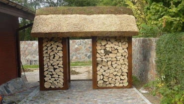 Drewutnia jako wejście do ogrodu