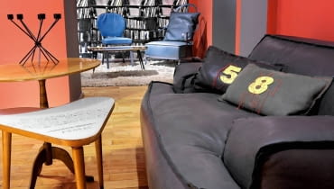 Wiele współczesnych mebli stylizowanych na lata 60. wykonuje się ze znacznie szlachetniejszych materiałów niż w owym czasie. Przykładem są te obite skórą kanapy. Wiele współczesnych mebli stylizowanych na lata 60. wykonuje się ze znacznie szlachetniejszych materiałów niż w owym czasie. Przykładem są te obite skórą kanapy.