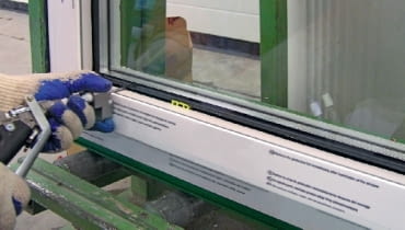 Wklejanie zestawu szybowego w ramę z profili PVC Wklejanie zestawu szybowego w ramę z profili PVC