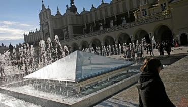 Fontanna na Rynku Głównym w Krakowie Fontanna na Rynku Głównym w Krakowie