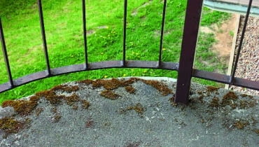 Przed rozpoczęciem prac związanych z układaniem płytek, powierzchnię balkonu trzeba oczyścić i naprawić balkon, płytki ceramiczne
