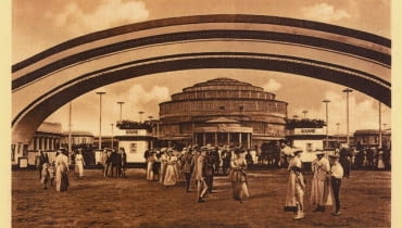 Pocztówka wydana przez Theodora Lichtenberga: Hala Stulecia w 1913 roku od strony wejścia głównego na teren wystawy. Na pierwszym planie widać bramę wejściową (źródło: "Spacer po dawnym Wrocławiu. Pocztówki z lat 1885-1942" - Via Nova) Pocztówka wydana przez Theodora Lichtenberga: Hala Stulecia w 1913 roku od strony wejścia głównego na teren wystawy. Na pierwszym planie widać bramę wejściową (źródło: "Spacer po dawnym Wrocławiu. Pocztówki z lat 1885-1942" - Via Nova)