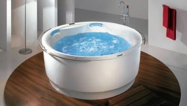 <B>Jeśli chcemy często korzystać z dobrodziejstwa masażu wodnego, zainwestujmy w wannę z hydromasażem. Najlepiej kupić to urządzenie na zamówienie, wtedy sami zdecydujemy o liczbie i rodzaju dysz, a więc i o rodzaju masażu, jaki będziemy stosować.</B> <BR >ŁAZIENKA. WANNA WO-lx-kpl ALT + MXC4, system wodno-powietrzny, sterowanie elektroniczne, chromoterapia, ozonowanie, automatyczne oczyszczanie, akryl, 170 x 170 cm, od 20 275 zł, Sanplast <B>Jeśli chcemy często korzystać z dobrodziejstwa masażu wodnego, zainwestujmy w wannę z hydromasażem. Najlepiej kupić to urządzenie na zamówienie, wtedy sami zdecydujemy o liczbie i rodzaju dysz, a więc i o rodzaju masażu, jaki będziemy stosować.</B> <BR >ŁAZIENKA. WANNA WO-lx-kpl ALT + MXC4, system wodno-powietrzny, sterowanie elektroniczne, chromoterapia, ozonowanie, automatyczne oczyszczanie, akryl, 170 x 170 cm, od 20 275 zł, Sanplast