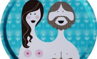 Zachęceni nadchodzącym Dniem Kobiet, udaliśmy się na poszukiwanie nagich przedstawicielek płci pięknej, za pomocą których sprzedaje się produkty wyposażenia wnętrz oraz drobne akcesoria. Kalendarze z gołymi modelkami na koparkach pominęliśmy. Dla osłody - goły facet. DEKORACJE. Unikalna tacka z brzozowego drewna częściowo wykonana ręcznie w małej fabryce w Szwecji. 149 zł, isakdesign.pl