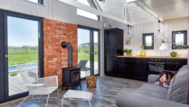 FUNKCJONALNOŚĆ GÓRĄ. (a dokładnie - dołem). Ze względów praktycznych właściciele zdecydowali się na podłogę z płytek ceramicznych imitujących stare deski (Cersanit). Wiernie oddają one kolor i fakturę drewna, które poszarzało pod wpływem czynników atmosferycznych. Są łatwe do utrzymania w czystości i trwałe (nie szkodzi im woda nanie- siona przez domowników z basenu). W minimalistycznym wnętrzu świetnie sprawdziły się lokalne materiały - drewno z pobliskiego tartaku oraz rozbiórkowa cegła. FUNKCJONALNOŚĆ GÓRĄ. (a dokładnie - dołem). Ze względów praktycznych właściciele zdecydowali się na podłogę z płytek ceramicznych imitujących stare deski (Cersanit). Wiernie oddają one kolor i fakturę drewna, które poszarzało pod wpływem czynników atmosferycznych. Są łatwe do utrzymania w czystości i trwałe (nie szkodzi im woda nanie- siona przez domowników z basenu). W minimalistycznym wnętrzu świetnie sprawdziły się lokalne materiały - drewno z pobliskiego tartaku oraz rozbiórkowa cegła.