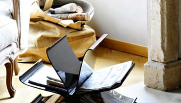 Gazetownik Front Page projektu szwedzkiej grupy Front dla marki Kartell. Cena: 670 zł gazetownik