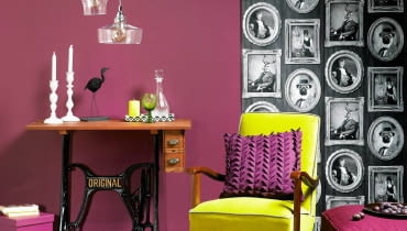 MEBLE: fotel -- 980 zł, konsolka -- 1300 zł, Reset; puf -- 599 zł, IKEA. POZOSTAŁE: dywan -- 2799 zł, poduszka -- 149 zł, taca -- 199 zł, BoConcept; lampy -- 299 zł/szt., Kaspa; pudło -- 89 zł, Meble Vox; talerz (na pufie) -- 29 zł, ptak -- 59 zł, kieliszek -- 29,90 zł, home&you; świeczniki -- 69 i 99 zł, Malabelle; karafka -- 215 zł, BBHome; świeca (zielona) -- 6,99 zł, F&F Home. NA ŚCIANIE: farba 'Francuski fiolet' -- 49 zł/2,5 l, Dulux; tapeta -- 79,99 zł/rolka, Leroy Merlin.08.07.2015 Warszawa . Wnetrza , Kolor i Wzor , temat sliwka , kolor sliwkowy , stylizacja Joanna Plachecka , sesja dla : Cztery Katy . Fot. Michal Mutor SLOWA KLUCZOWE: WNETRZA DEKORACJE