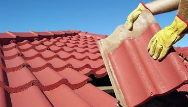 Dachówki utrzymują się na dachu pod własnym ciężarem (tylko niektóre z nich są przybijane do łat). Ich wymiana jest stosunkowo łatwa naprawa dachu