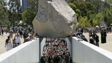 Ten granitowy głaz stał się jednym z największych i najcięższych dzieł sztuki w historii. Autorem instalacji "Levitated Mass" jest Michael Heizer, znany z wielkich rzeźb, które umieszcza w krajobrazie Ten granitowy głaz stał się jednym z największych i najcięższych dzieł sztuki w historii. Autorem instalacji "Levitated Mass" jest Michael Heizer, znany z wielkich rzeźb, które umieszcza w krajobrazie