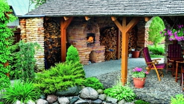 Osoby, dla których biesiadowanie w ogrodzie jest pasją, często decydują się na postawienie całej "kuchniojadalni" - z wielofunkcyjnym piecem i zadaszonym miejscem do jedzenia