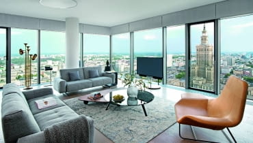 Meble i dodatki jak dzieła sztuki: charakterystyczna lampa podłogowa od Delightfull przypomina saksofon, skórzany fotel Lama projektu Ludowiki i Roberta Palombów dla Zanotta to już klasyk designu. Na podłodze dywan autorstwa Jana Katha. Kanapy od Rolf Benz, stoliki od Minotti. Meble i dodatki jak dzieła sztuki: charakterystyczna lampa podłogowa od Delightfull przypomina saksofon, skórzany fotel Lama projektu Ludowiki i Roberta Palombów dla Zanotta to już klasyk designu. Na podłodze dywan autorstwa Jana Katha. Kanapy od Rolf Benz, stoliki od Minotti.