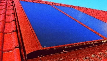 Przyjmuje się, że w standardowej instalacji solarnej montowanej w domu jednorodzinnym, na każdą osobę zużywającą ciepłą wodę do mycia potrzebne jest około: 1,2-1,5 m2 kolektora płaskiego lub 0,8-1,0 m2 próżniowego. kolektory słoneczne