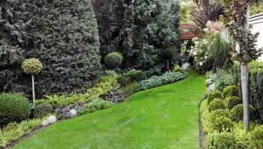 ŚCIEŻKA W NIEZNANE W ciasnym i trudnym do zagospodarowania narożniku ogrodu zastosowano powiększający trik: trawiastą ścieżkę poprowadzono zakolami i zakończono ją lustrem. Odbicie w nim sugeruje, że dróżka prowadzi dalej, dzięki czemu ogród wydaje się większy. ŚCIEŻKA W NIEZNANE. Mały - wielki ogród