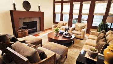 W aranżacji pokoju dziennego wykorzystano bogatą paletę beżów, od jasnych odcieni po najciemniejsze, dzięki czemu kolorystyka wnętrza wydaje się urozmaicona. Wrażenie to wzmacnia różnorodność zastosowanych materiałów - są tu aksamitne i żakardowe tkaniny, skóra, drewno, kamień, plecionki z włókien roślinnych. Każdy z nich ma inną fakturę i połyskliwość. Warto wiedzieć: Matowe materiały pochłaniają światło, co sprawia, że ich barwa wydaje się ciemniejsza. Połyskliwe natomiast odwrotnie - odbijając światło, 'jaśnieją'. W aranżacji pokoju dziennego wykorzystano bogatą paletę beżów, od jasnych odcieni po najciemniejsze, dzięki czemu kolorystyka wnętrza wydaje się urozmaicona. Wrażenie to wzmacnia różnorodność zastosowanych materiałów - są tu aksamitne i żakardowe tkaniny, skóra, drewno, kamień, plecionki z włókien roślinnych. Każdy z nich ma inną fakturę i połyskliwość. Warto wiedzieć: Matowe materiały pochłaniają światło, co sprawia, że ich barwa wydaje się ciemniejsza. Połyskliwe natomiast odwrotnie - odbijając światło, 'jaśnieją'.