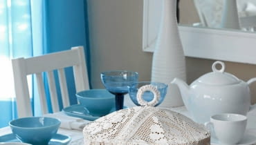 <B>Abażur lampy, obicie krzesła albo obrazek na ścianie - delikatne koronki w każdej roli wypadają znakomicie. Co więcej, ozdabianie nimi domowych przedmiotów nie jest ani trudne, ani kosztowne.</B> <p> </p> <BR />Klosz w stylu retro. Zrobiony z drutu stelaż obszywamy kawałkami koronki przyciętymi do odpowiedniej wielkości. Uchwyt można zamaskować np. muliną, używając szydełka. WNETRZA , DEORACJA - OSLONKA Z KORONKI STYLIZACJA KINGA KOLARY - SKOMRO FOT. RADOSLAW WOJNAR PUBLIKACJA CZTERY KATY NR 1 (219) - 1 2010 PUBLIKACJA CZTERY KATY NR 7 (249) - 7 2012 + DODATEK DEKORACJE Z TKANIN DO SAMODZIELNEGO WYKONANIA SLOWA KLUCZOWE: WNETRZE DEKORACJA ZDJĘCIE DO WKŁADKI: PUBLIKACJA CZTERY KATY NR 1 (219) - CZASOPISMA