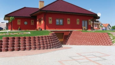 Zamiast murków oporowych z cegieł lub betonowych pustaków, zbocza skarpy można zabezpieczyć przy użyciu betonowych gazonów - wypełnione ziemią lub kruszywem stanowią mocne zabezpieczenie