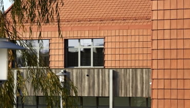 Szkoła Podstawowa im. Jana Pawła II w Psarach. Proj. Krzysztof Mroziuk i Karol Pietrucha, Mroziuk Architektura